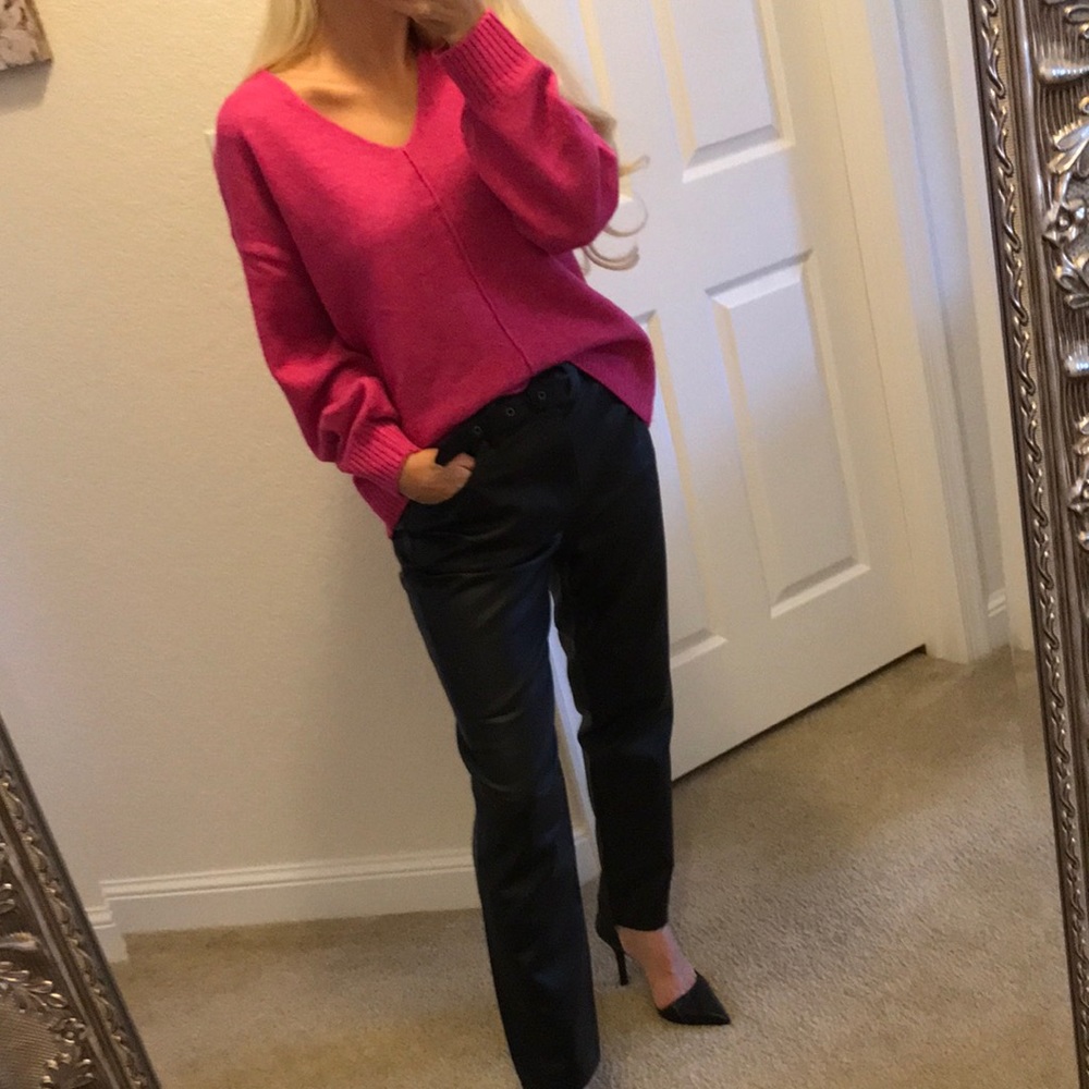 🌸Vince Camuto🌸 lovely spring sweater 
V-Neck Sweater Multicolor
